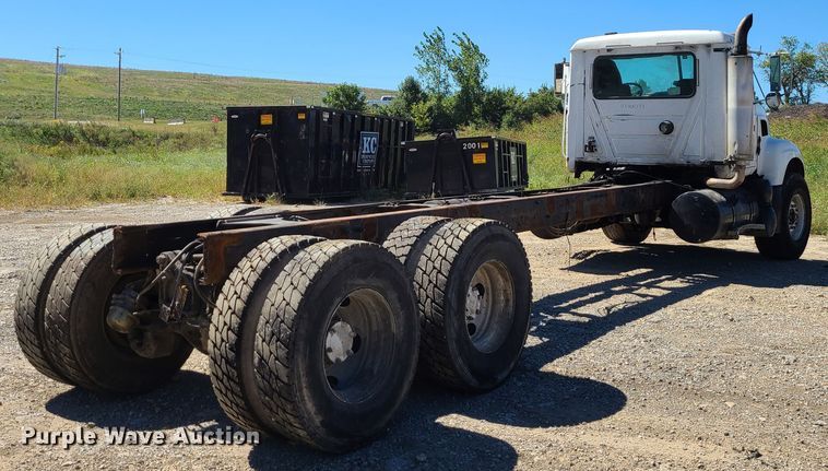 image for item IC9985 2007 Mack CV713  truck cab and chassis