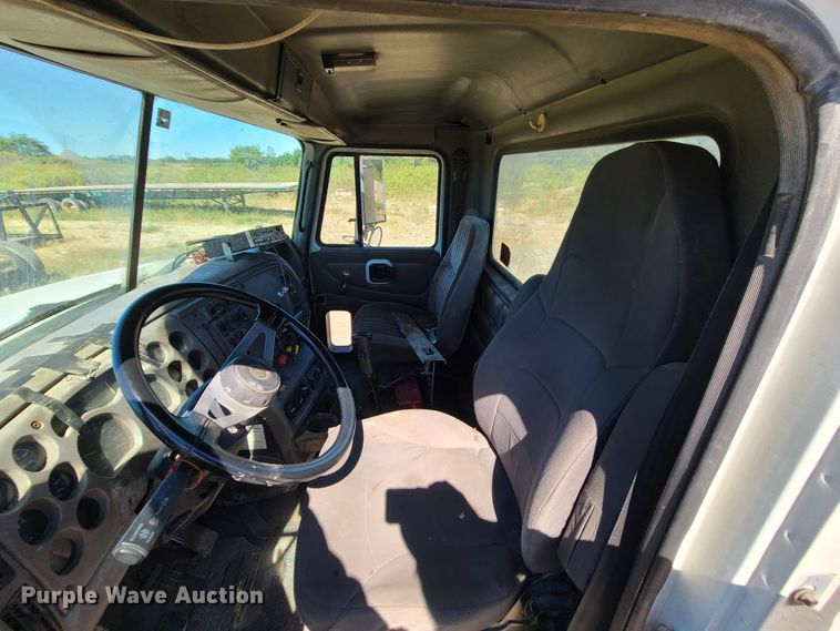 image for item IC9985 2007 Mack CV713  truck cab and chassis