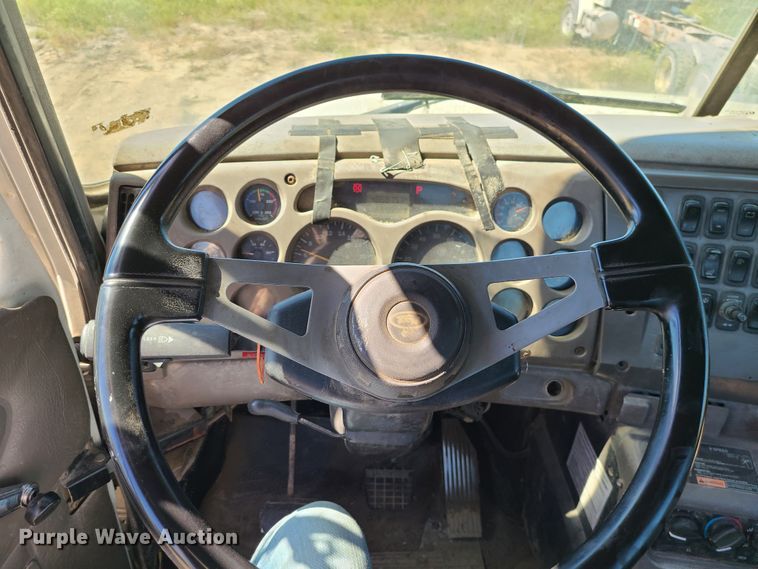 image for item IC9985 2007 Mack CV713  truck cab and chassis