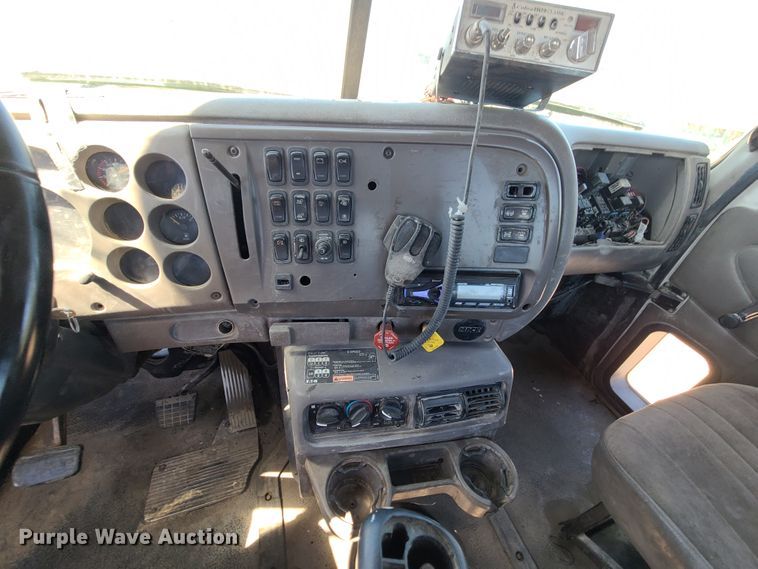 image for item IC9985 2007 Mack CV713  truck cab and chassis