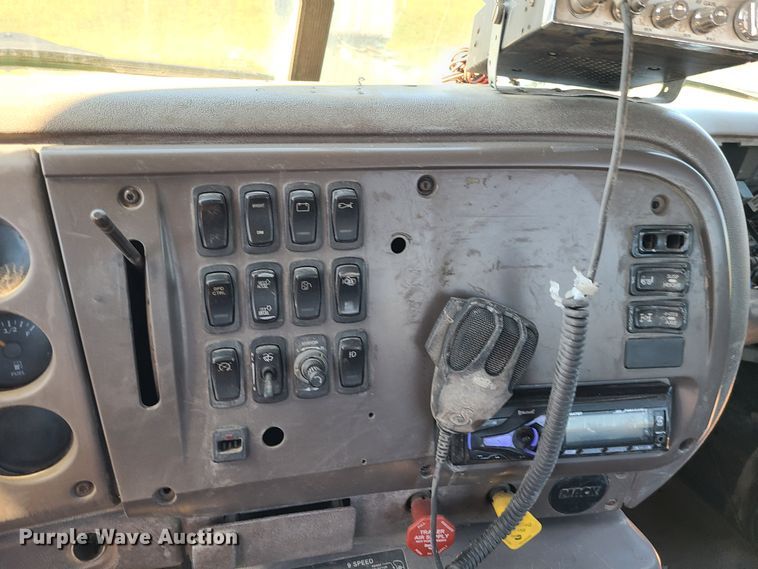 image for item IC9985 2007 Mack CV713  truck cab and chassis