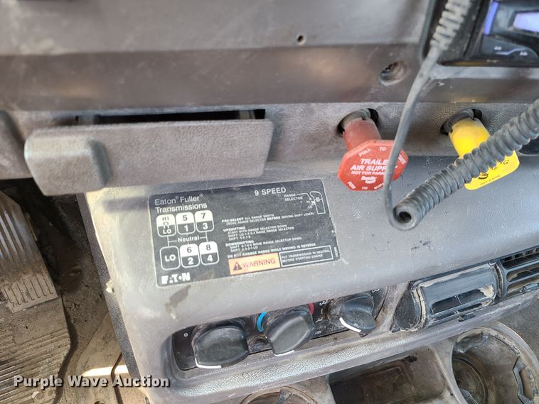 image for item IC9985 2007 Mack CV713  truck cab and chassis