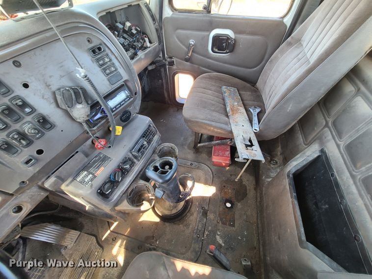 image for item IC9985 2007 Mack CV713  truck cab and chassis