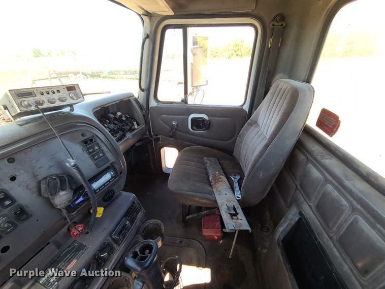 image for item IC9985 2007 Mack CV713  truck cab and chassis