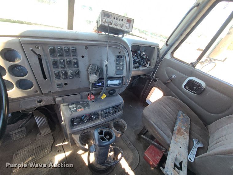 image for item IC9985 2007 Mack CV713  truck cab and chassis