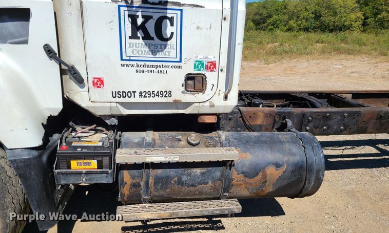 image for item IC9985 2007 Mack CV713  truck cab and chassis