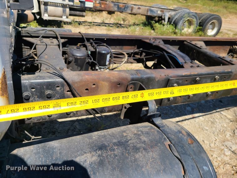 image for item IC9985 2007 Mack CV713  truck cab and chassis