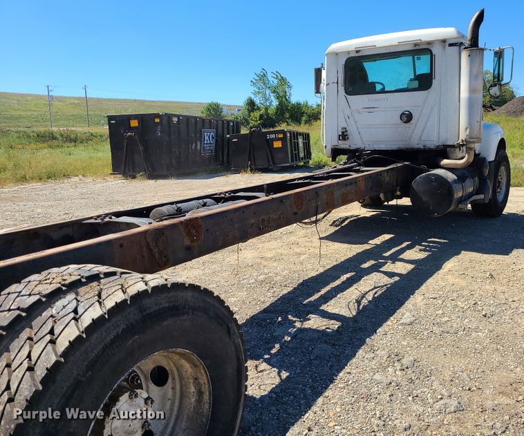 image for item IC9985 2007 Mack CV713  truck cab and chassis
