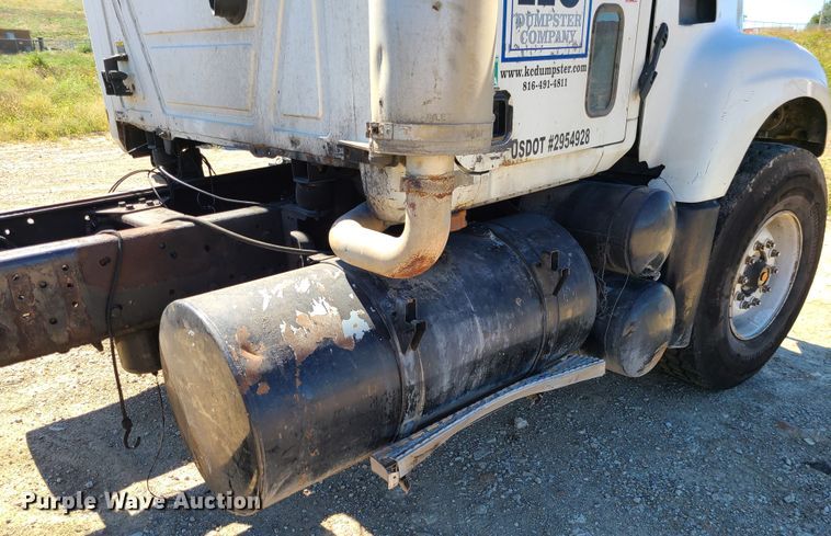 image for item IC9985 2007 Mack CV713  truck cab and chassis