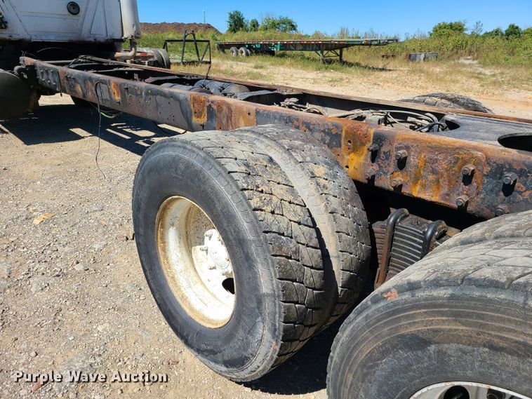 image for item IC9985 2007 Mack CV713  truck cab and chassis