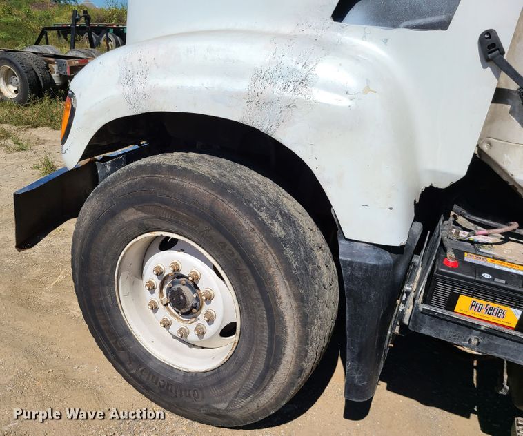 image for item IC9985 2007 Mack CV713  truck cab and chassis