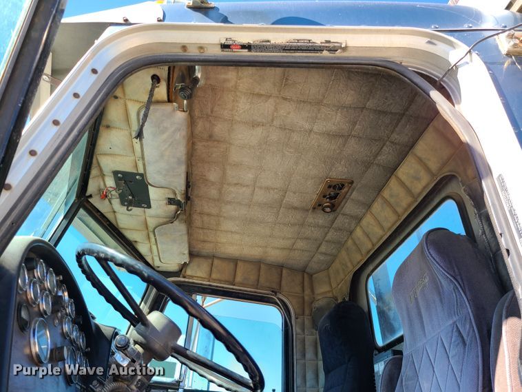 image for item IC9988 1984 Peterbilt 359  roll-off container truck