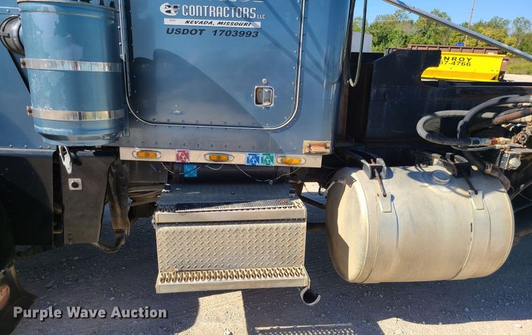 image for item IC9988 1984 Peterbilt 359  roll-off container truck