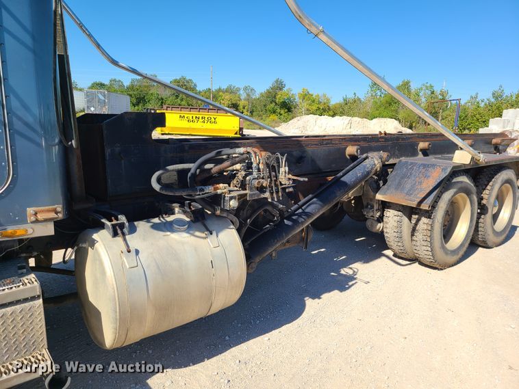 image for item IC9988 1984 Peterbilt 359  roll-off container truck