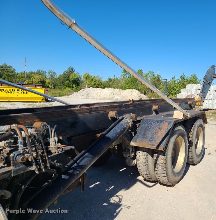 image for item IC9988 1984 Peterbilt 359  roll-off container truck