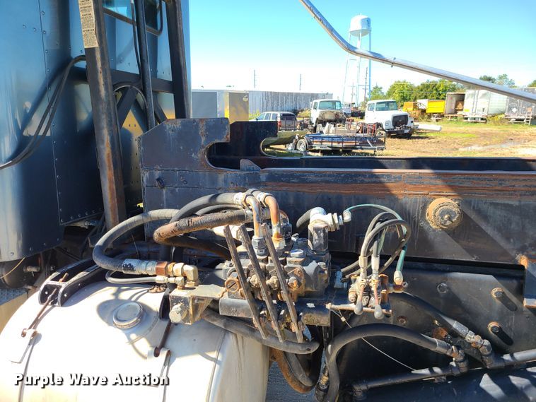 image for item IC9988 1984 Peterbilt 359  roll-off container truck