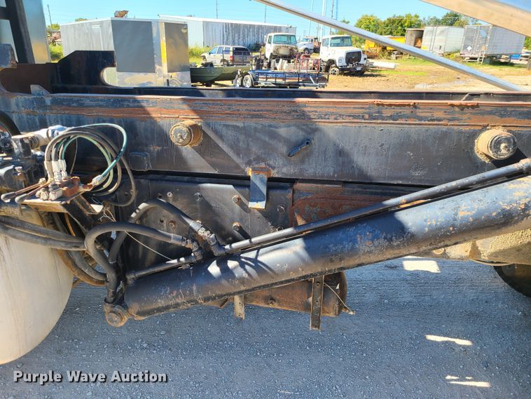 image for item IC9988 1984 Peterbilt 359  roll-off container truck