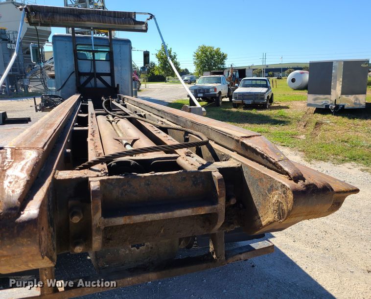 image for item IC9988 1984 Peterbilt 359  roll-off container truck