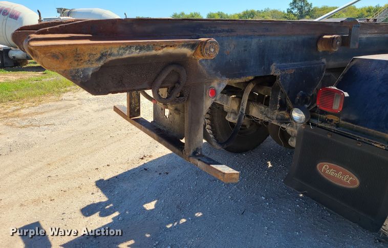 image for item IC9988 1984 Peterbilt 359  roll-off container truck