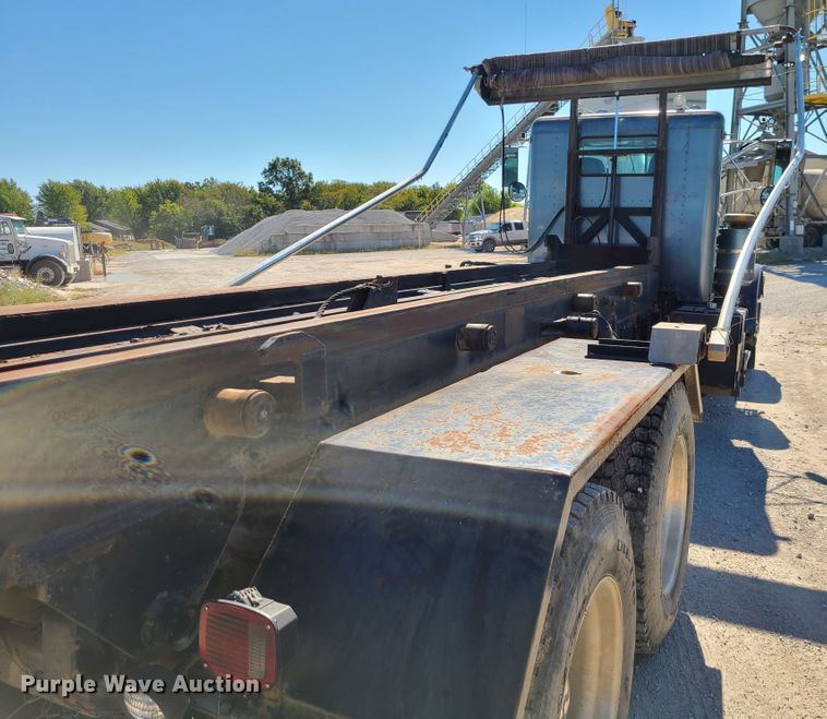 image for item IC9988 1984 Peterbilt 359  roll-off container truck