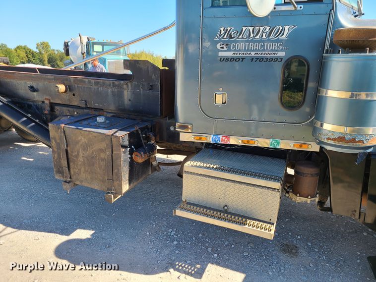 image for item IC9988 1984 Peterbilt 359  roll-off container truck