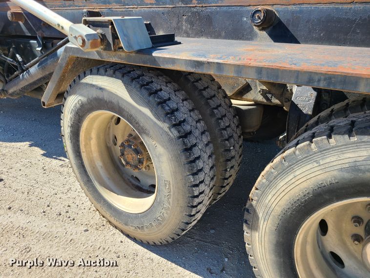 image for item IC9988 1984 Peterbilt 359  roll-off container truck