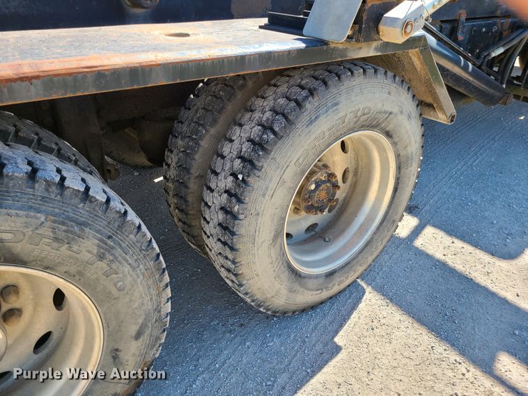 image for item IC9988 1984 Peterbilt 359  roll-off container truck