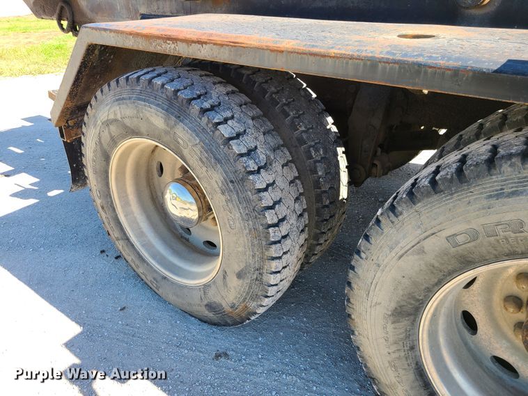 image for item IC9988 1984 Peterbilt 359  roll-off container truck