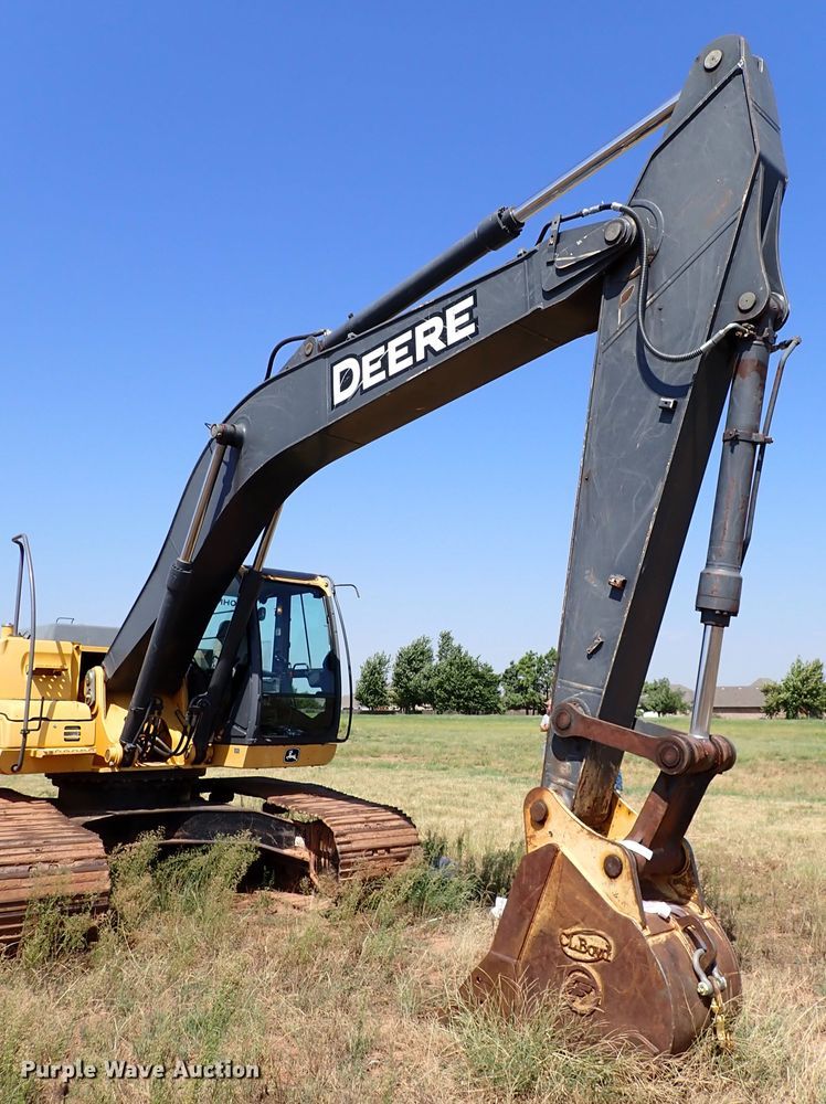 image for item IN9616 2009 John Deere 240DLC  excavator