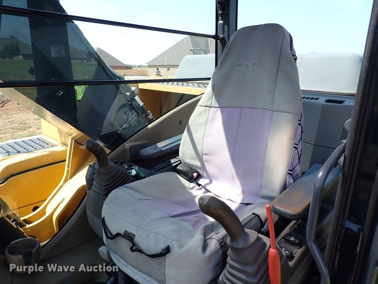 image for item IN9616 2009 John Deere 240DLC  excavator