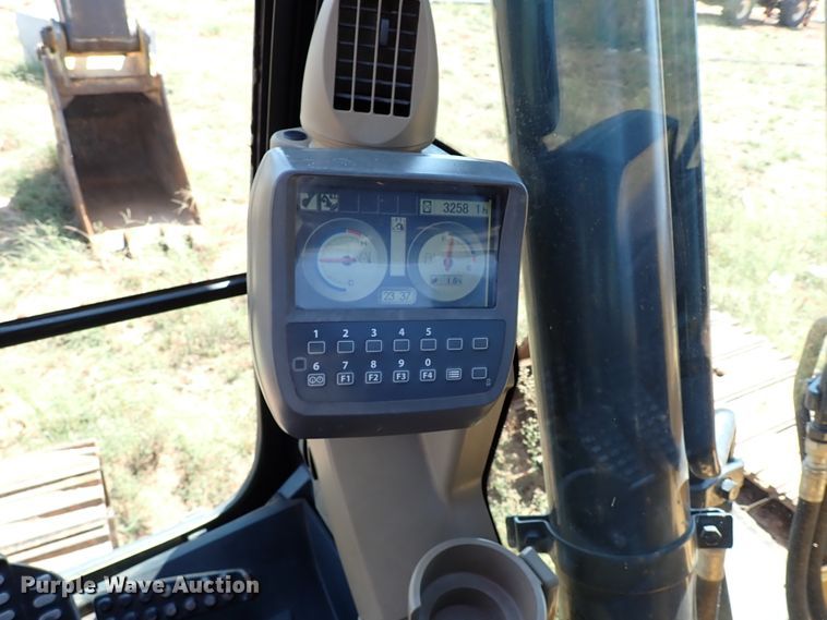 image for item IN9616 2009 John Deere 240DLC  excavator