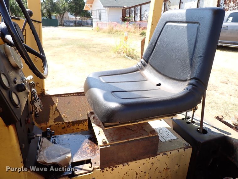 image for item IN9709 1986 New Holland LB620  backhoe