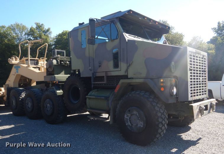 image for item JG9097 1994 Oshkosh M1070  semi truck