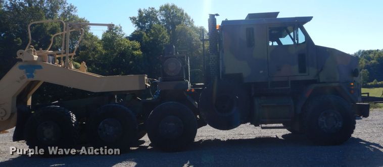 image for item JG9097 1994 Oshkosh M1070  semi truck