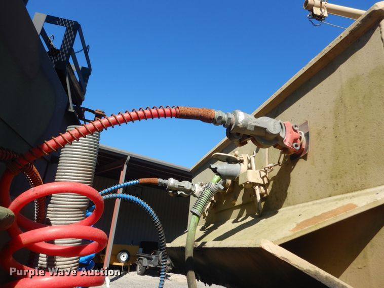 image for item JG9097 1994 Oshkosh M1070  semi truck