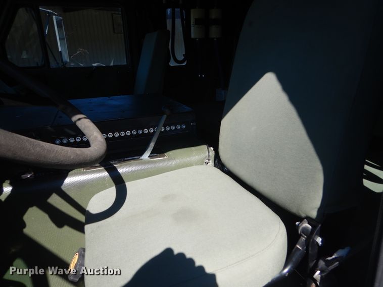 image for item JG9097 1994 Oshkosh M1070  semi truck