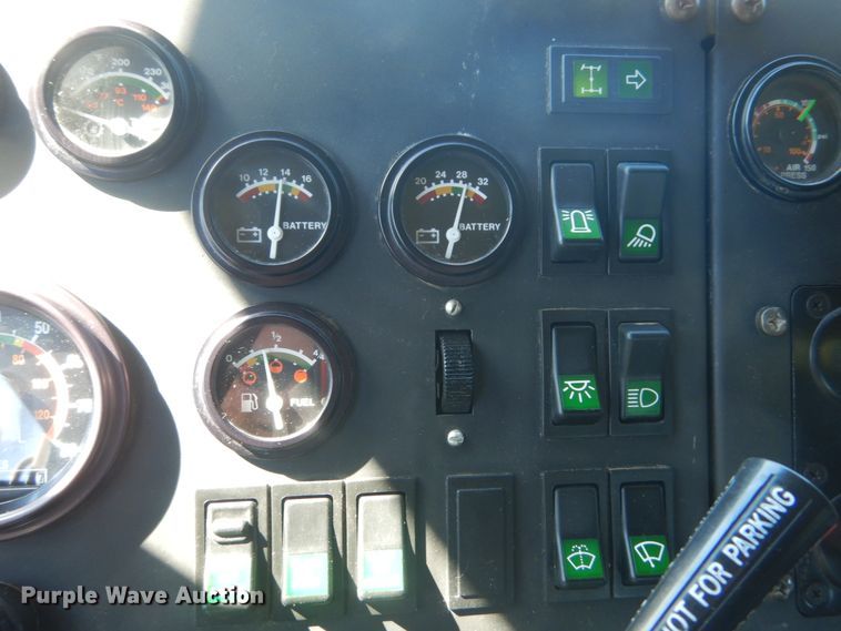 image for item JG9097 1994 Oshkosh M1070  semi truck