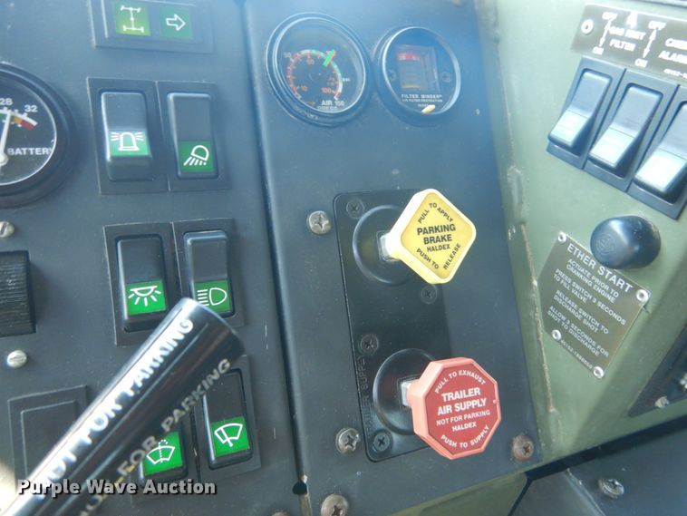 image for item JG9097 1994 Oshkosh M1070  semi truck