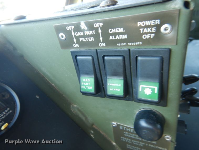 image for item JG9097 1994 Oshkosh M1070  semi truck