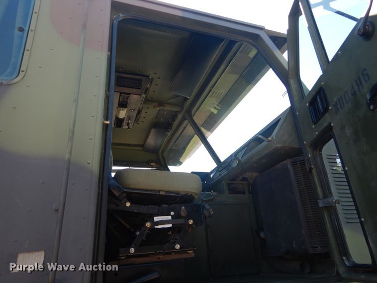 image for item JG9097 1994 Oshkosh M1070  semi truck