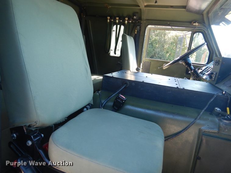 image for item JG9097 1994 Oshkosh M1070  semi truck