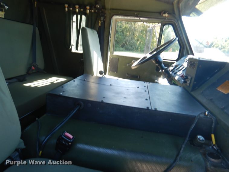 image for item JG9097 1994 Oshkosh M1070  semi truck