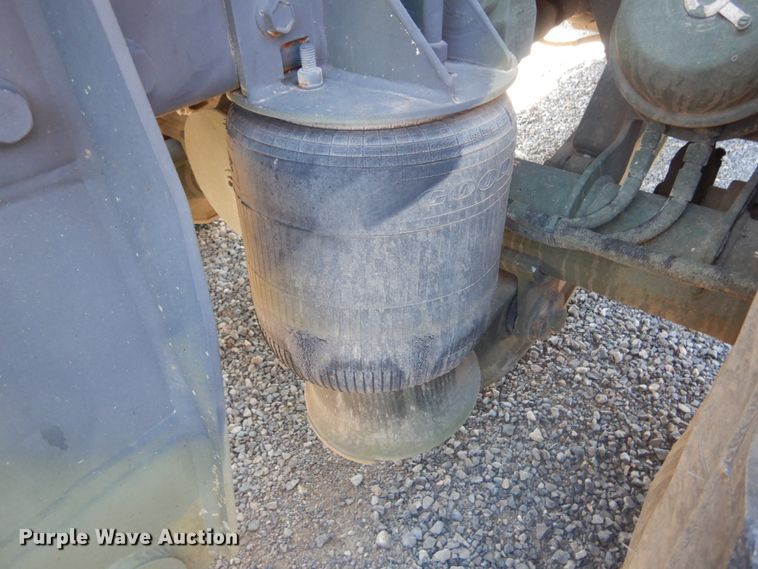 image for item JG9097 1994 Oshkosh M1070  semi truck