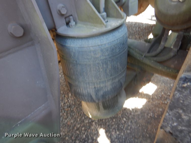 image for item JG9097 1994 Oshkosh M1070  semi truck