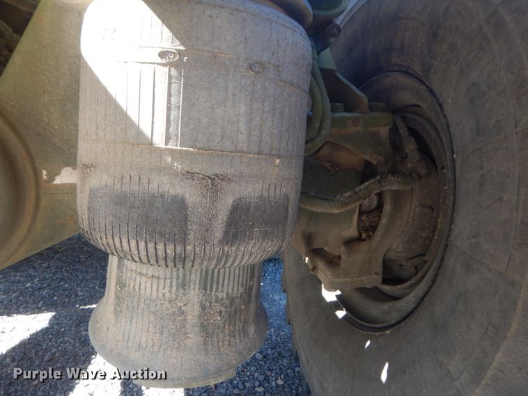 image for item JG9097 1994 Oshkosh M1070  semi truck