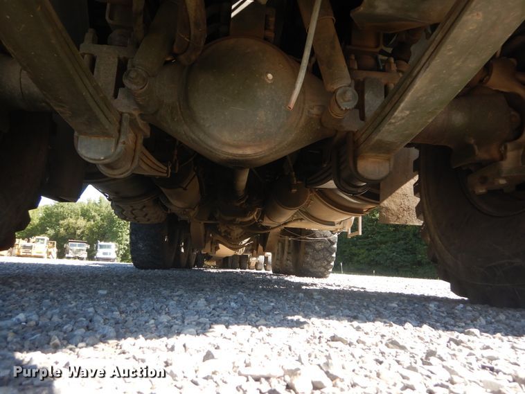 image for item JG9097 1994 Oshkosh M1070  semi truck