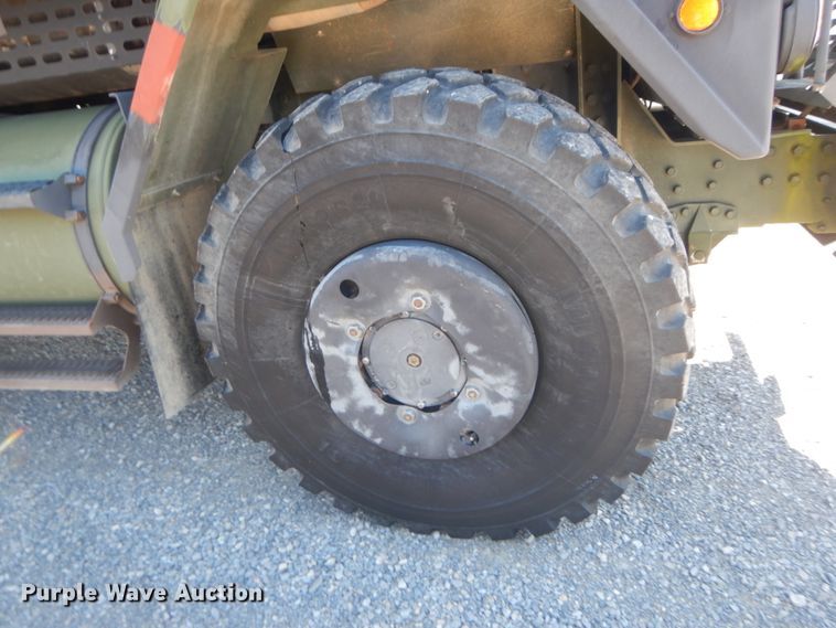 image for item JG9097 1994 Oshkosh M1070  semi truck