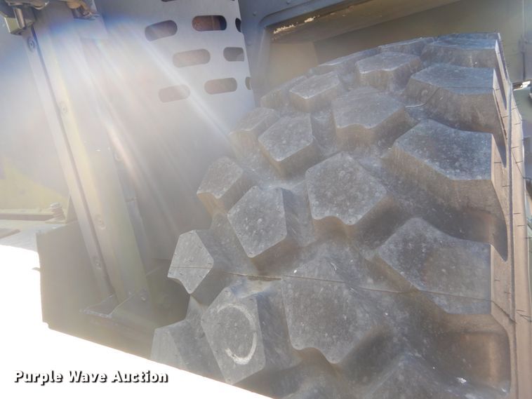 image for item JG9097 1994 Oshkosh M1070  semi truck