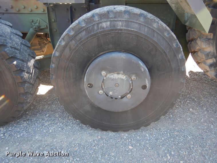 image for item JG9097 1994 Oshkosh M1070  semi truck