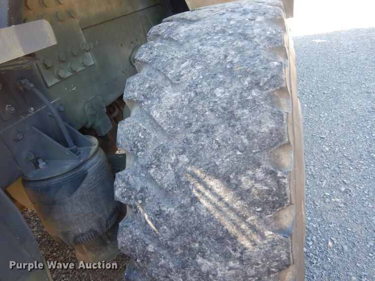 image for item JG9097 1994 Oshkosh M1070  semi truck